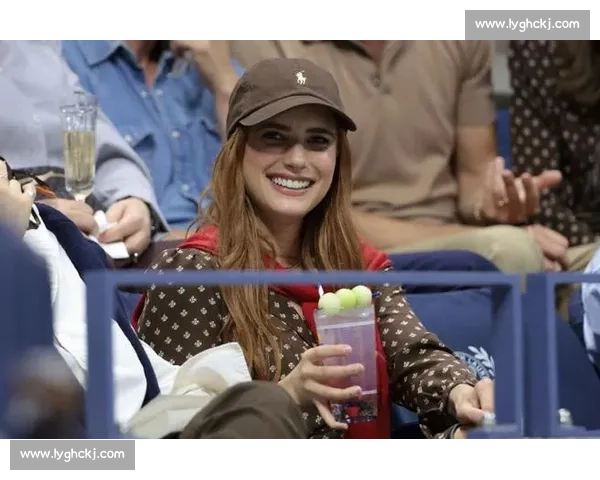 艾玛・罗伯茨携未婚夫美网离场 与 Dylan 自拍定格赛场温情 艾玛・罗伯茨携未婚夫美网离场 与 Dylan 自拍定格赛场温情